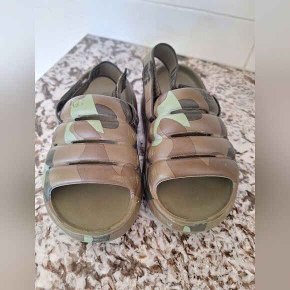 Ugg kids comouflage print flat sandals size 1K - Picture 1 of 7
